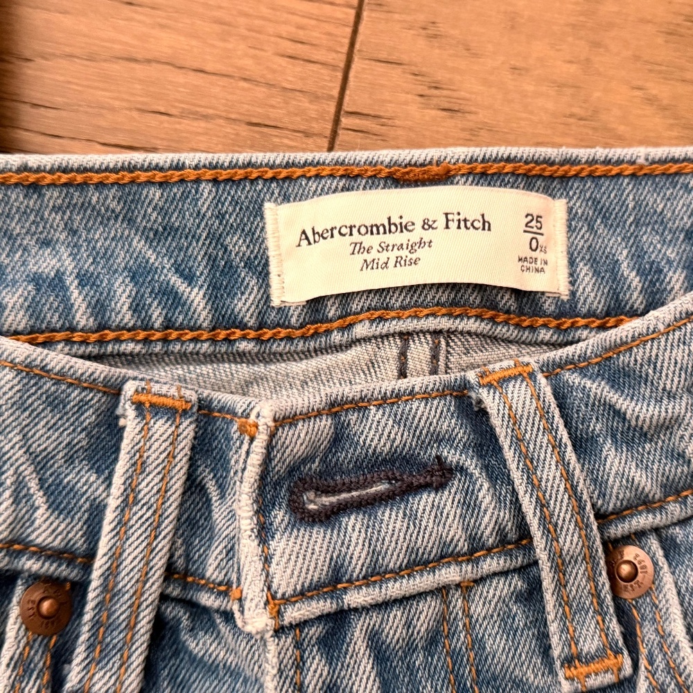 Abercrombie- Straight Mid Rise Jean